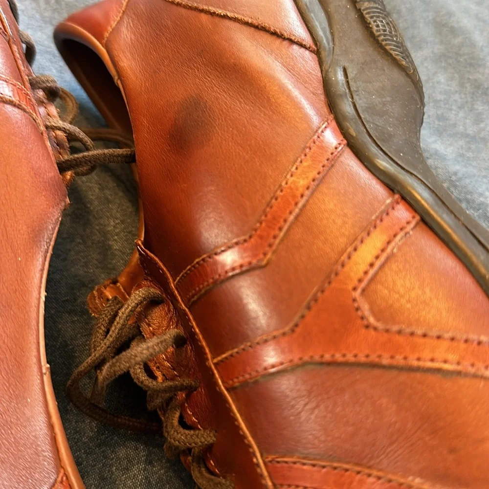 Allen Edmonds leather Traveler men’s Sneakers size 9 1/2
Price is firm - Picture 11 of 13